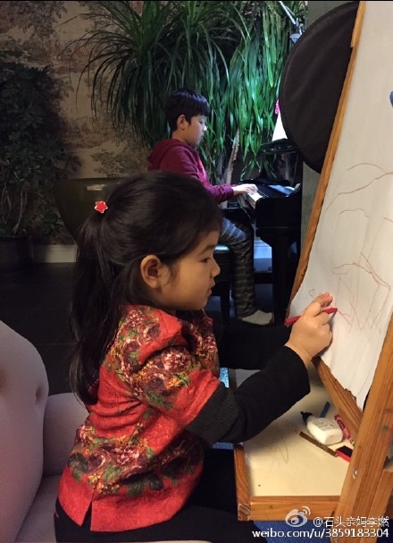 石头练琴妹妹画画侧颜超相像_帅兄萌妹组合得众网友喜爱_365经典网