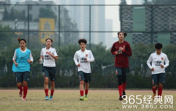 中国女足门将1.87米长相清秀 网友:不当模特可惜
