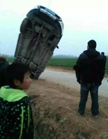 河南牛人司机将轿车开到电线杆拉索上