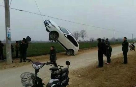 河南牛人司机将轿车开到电线杆拉索上