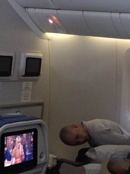 香港飞伦敦航班上 乘客自称上帝之子威胁航班