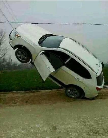 河南牛人司机将轿车开到电线杆拉索上