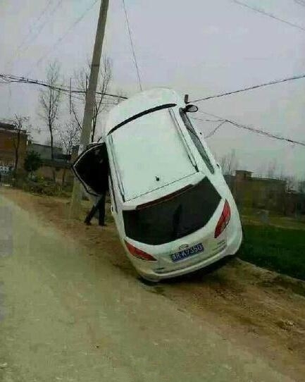 河南牛人司机将轿车开到电线杆拉索上