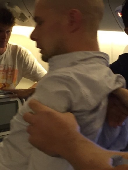 香港飞伦敦航班上 乘客自称上帝之子威胁航班