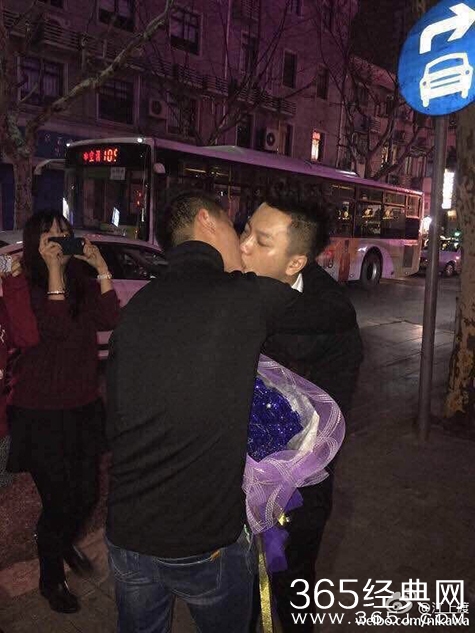 上海惊现男男求婚场面太美_男男求婚现场视频_365经典网