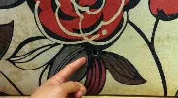 住宾馆时，怎么知道房间有没有针孔摄像头？