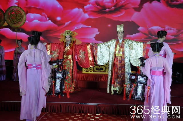 婚礼新娘扮成武媚娘走红毯