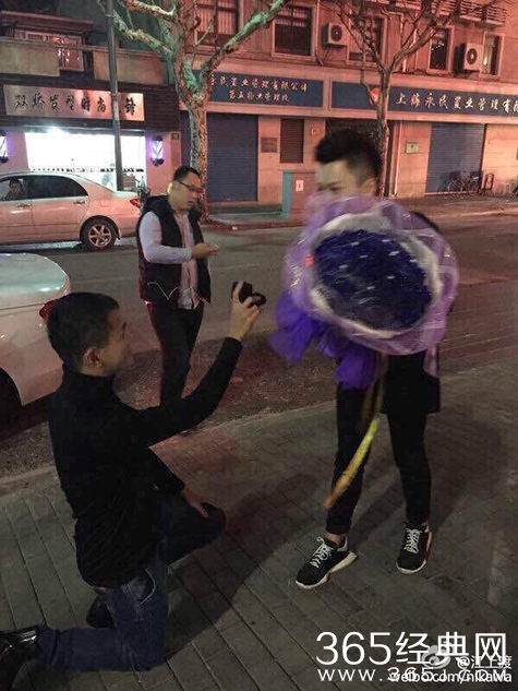 上海惊现男男求婚场面太美_男男求婚现场视频_365经典网