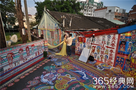 爱段子感动！92岁台湾老人用画笔挽救了整个村庄！