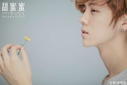 鹿晗素颜出演《甜蜜蜜》MV致敬经典_《甜蜜蜜》重逢版预告片_365经典网