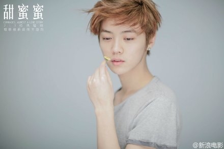 鹿晗素颜出演《甜蜜蜜》MV致敬经典_《甜蜜蜜》重逢版预告片_365经典网