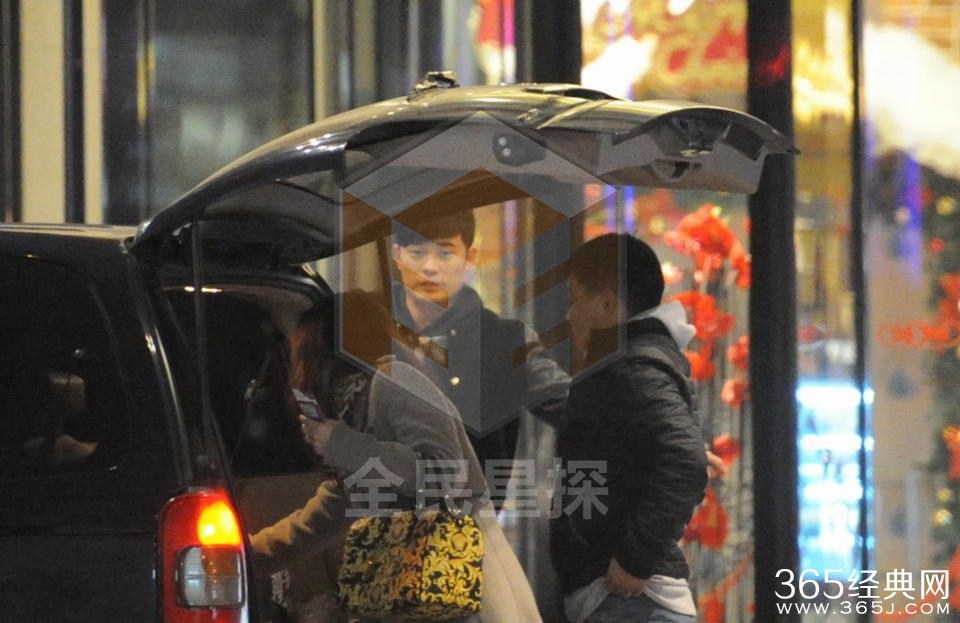 网曝陈赫张子萱偷情视频，女方为男方做饭，在厨房站着贴身热吻