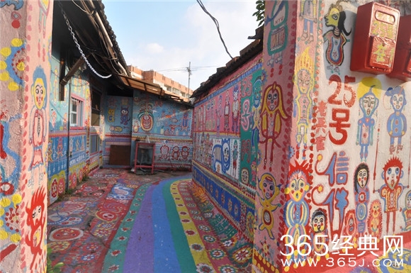 爱段子感动！92岁台湾老人用画笔挽救了整个村庄！