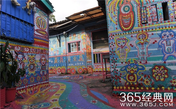 爱段子感动！92岁台湾老人用画笔挽救了整个村庄！