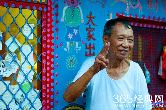 爱段子感动！92岁台湾老人用画笔挽救了整个村庄！