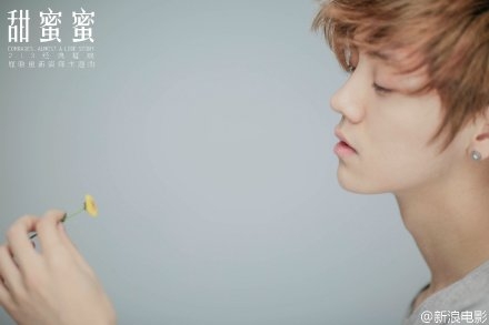 鹿晗素颜出演《甜蜜蜜》MV致敬经典_《甜蜜蜜》重逢版预告片_365经典网