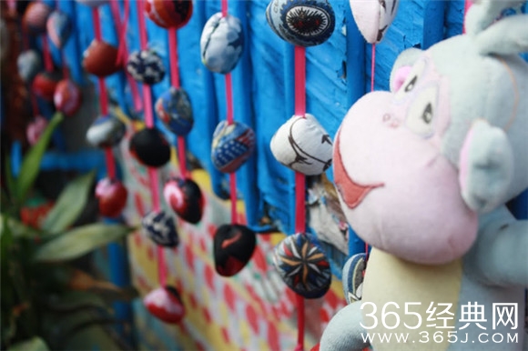 爱段子感动！92岁台湾老人用画笔挽救了整个村庄！