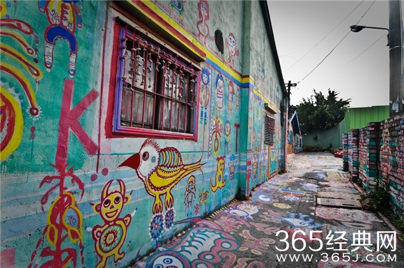 爱段子感动！92岁台湾老人用画笔挽救了整个村庄！