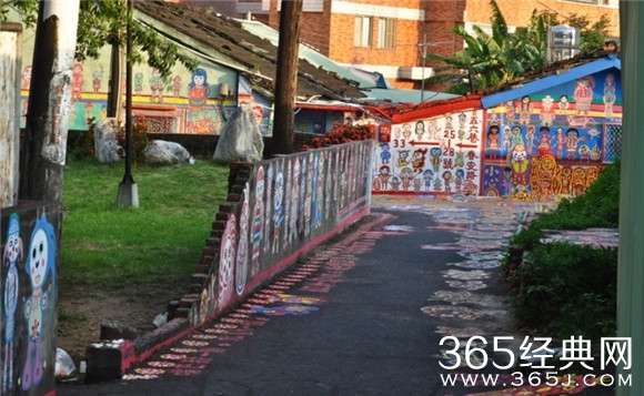 爱段子感动！92岁台湾老人用画笔挽救了整个村庄！