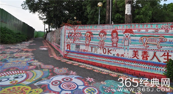 爱段子感动！92岁台湾老人用画笔挽救了整个村庄！