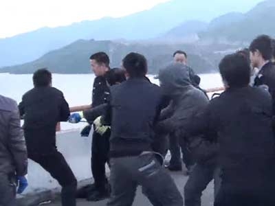 内蒙古富豪因欠高利贷 被关铁笼沉入湖底两年成蜡像人