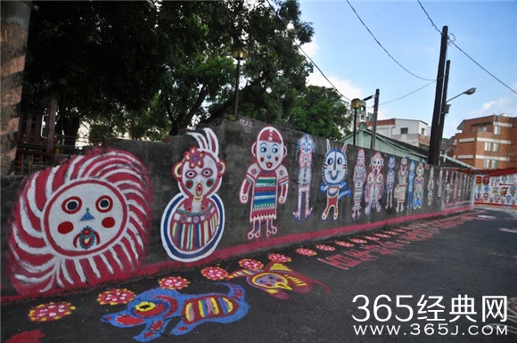 爱段子感动！92岁台湾老人用画笔挽救了整个村庄！