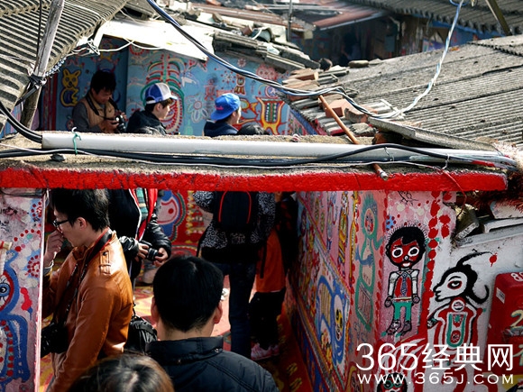 爱段子感动！92岁台湾老人用画笔挽救了整个村庄！