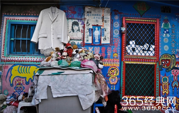 爱段子感动！92岁台湾老人用画笔挽救了整个村庄！