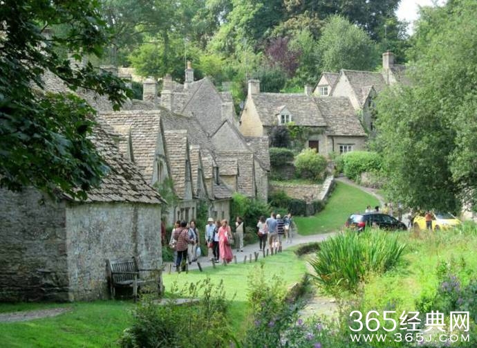 最美的小镇里的爷爷买了辆车 竟引起世界各地人民的震怒