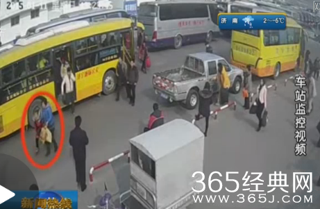 两名女子公交上起纠纷 下车脱衣互殴十分钟