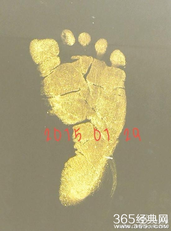 刘若英晒婴儿脚印