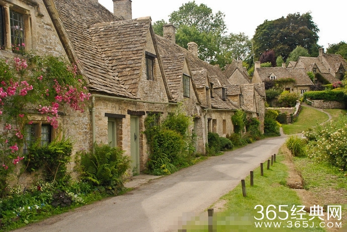 最美的小镇里的爷爷买了辆车 竟引起世界各地人民的震怒