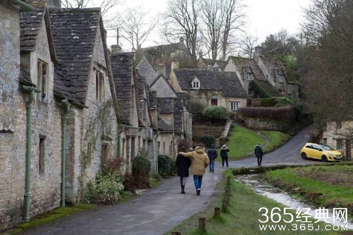 最美的小镇里的爷爷买了辆车 竟引起世界各地人民的震怒