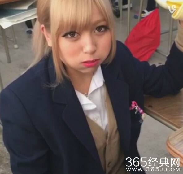 日本妹子直播如何优雅又好看的吃香蕉