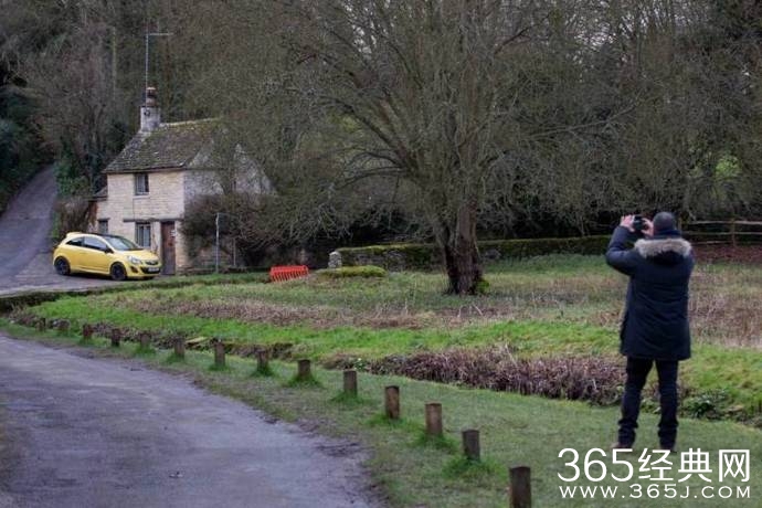 最美的小镇里的爷爷买了辆车 竟引起世界各地人民的震怒