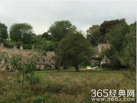 最美的小镇里的爷爷买了辆车 竟引起世界各地人民的震怒