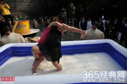 广东男女牛奶豆腐池中摔跤_摔跤画面太美不敢看_365经典网