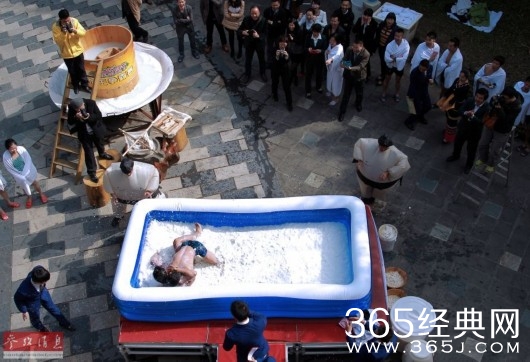 广东男女牛奶豆腐池中摔跤_摔跤画面太美不敢看_365经典网