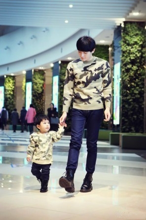 在Fb上走红的一对萌父子 ，不得不说。 基因这种东西 真的很强大 !!!!