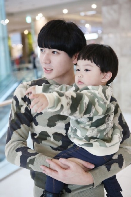 在Fb上走红的一对萌父子 ，不得不说。 基因这种东西 真的很强大 !!!!