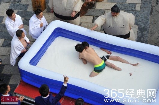 广东男女牛奶豆腐池中摔跤_摔跤画面太美不敢看_365经典网
