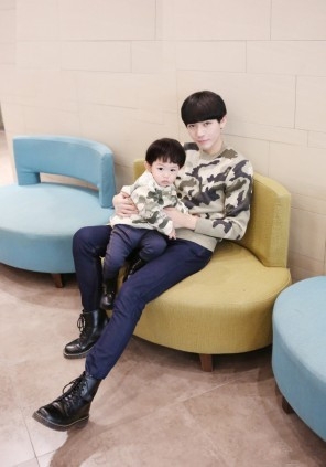 在Fb上走红的一对萌父子 ，不得不说。 基因这种东西 真的很强大 !!!!