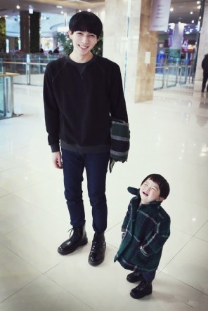 在Fb上走红的一对萌父子 ，不得不说。 基因这种东西 真的很强大 !!!!