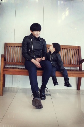 在Fb上走红的一对萌父子 ，不得不说。 基因这种东西 真的很强大 !!!!