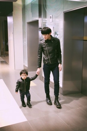 在Fb上走红的一对萌父子 ，不得不说。 基因这种东西 真的很强大 !!!!