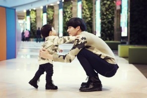 在Fb上走红的一对萌父子 ，不得不说。 基因这种东西 真的很强大 !!!!