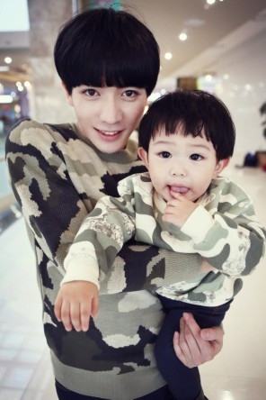 在Fb上走红的一对萌父子 ，不得不说。 基因这种东西 真的很强大 !!!!