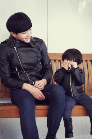 在Fb上走红的一对萌父子 ，不得不说。 基因这种东西 真的很强大 !!!!