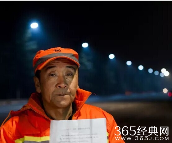 58岁环卫工人因烤火被辞_事情曝光之后公司撤销决定_365经典网