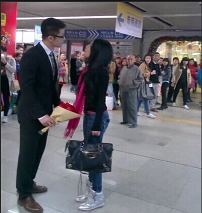 女生不化妆遭男友嫌弃_深圳地铁内惊现一对情侣撕逼视频_365经典网